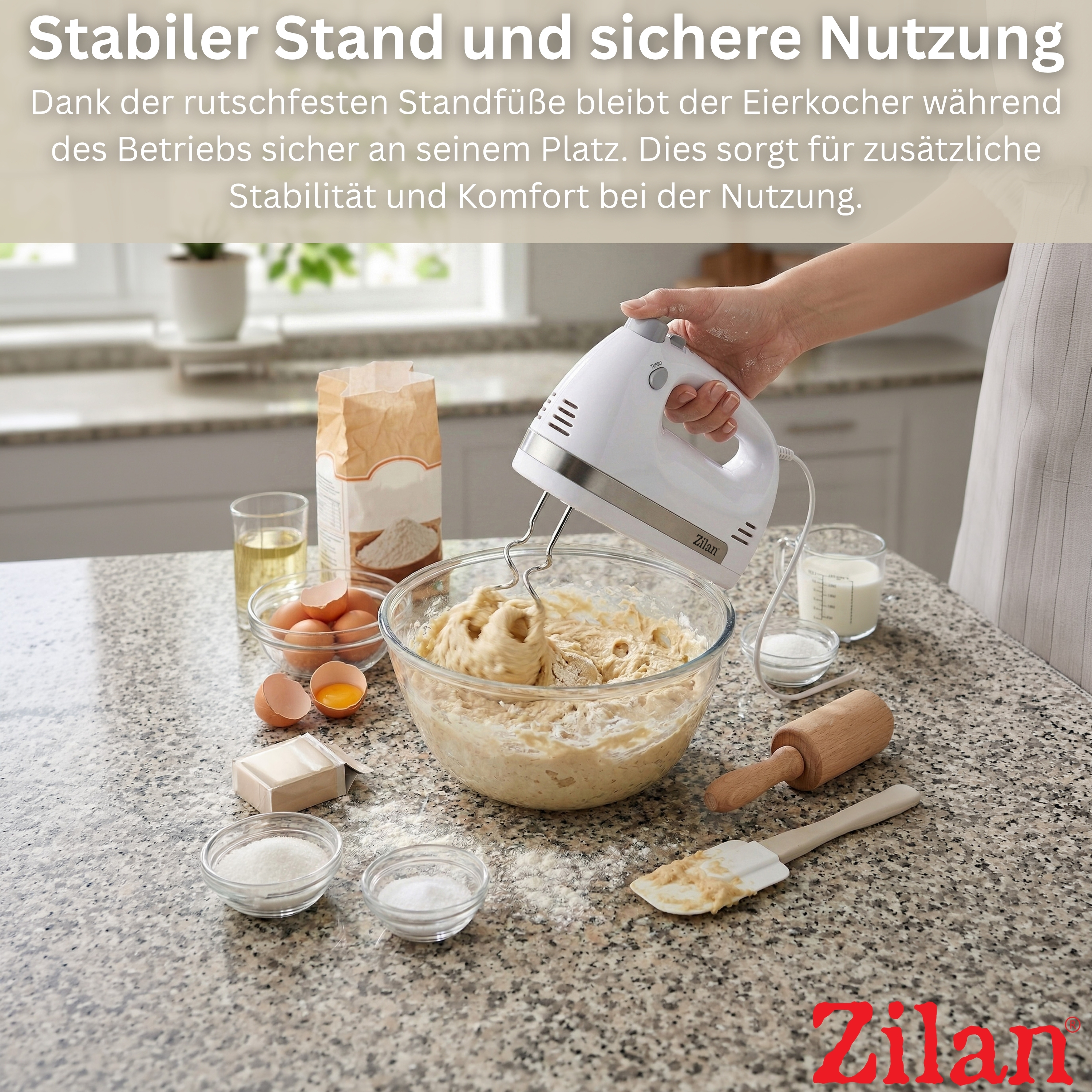 Ein Handmixer mixt Teig in einer Schüssel. Zutaten wie Eier und Mehl sind daneben.