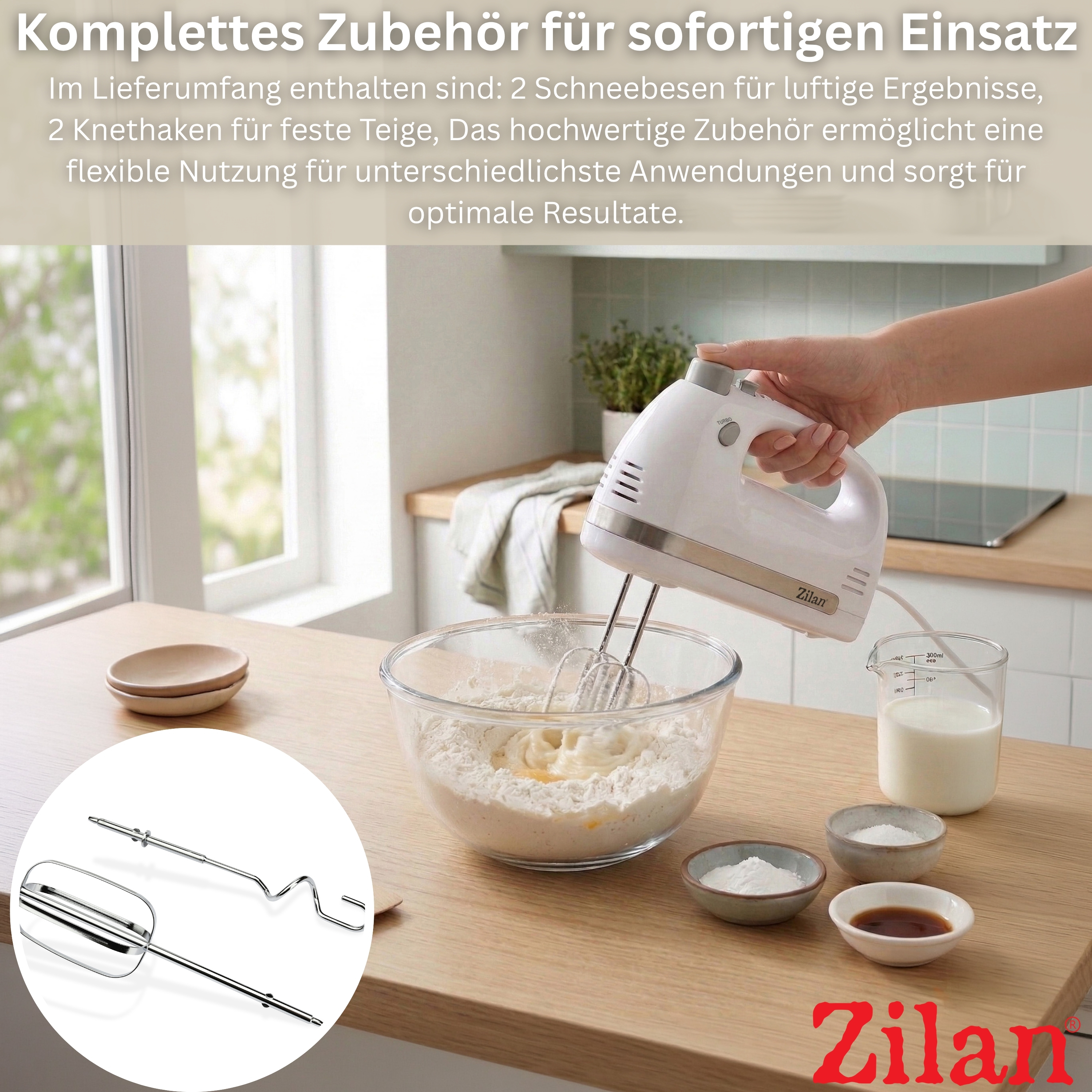 Ein Handmixer mixt in einer Schüssel mit Mehl und Eiern. Zubehör liegt daneben.
