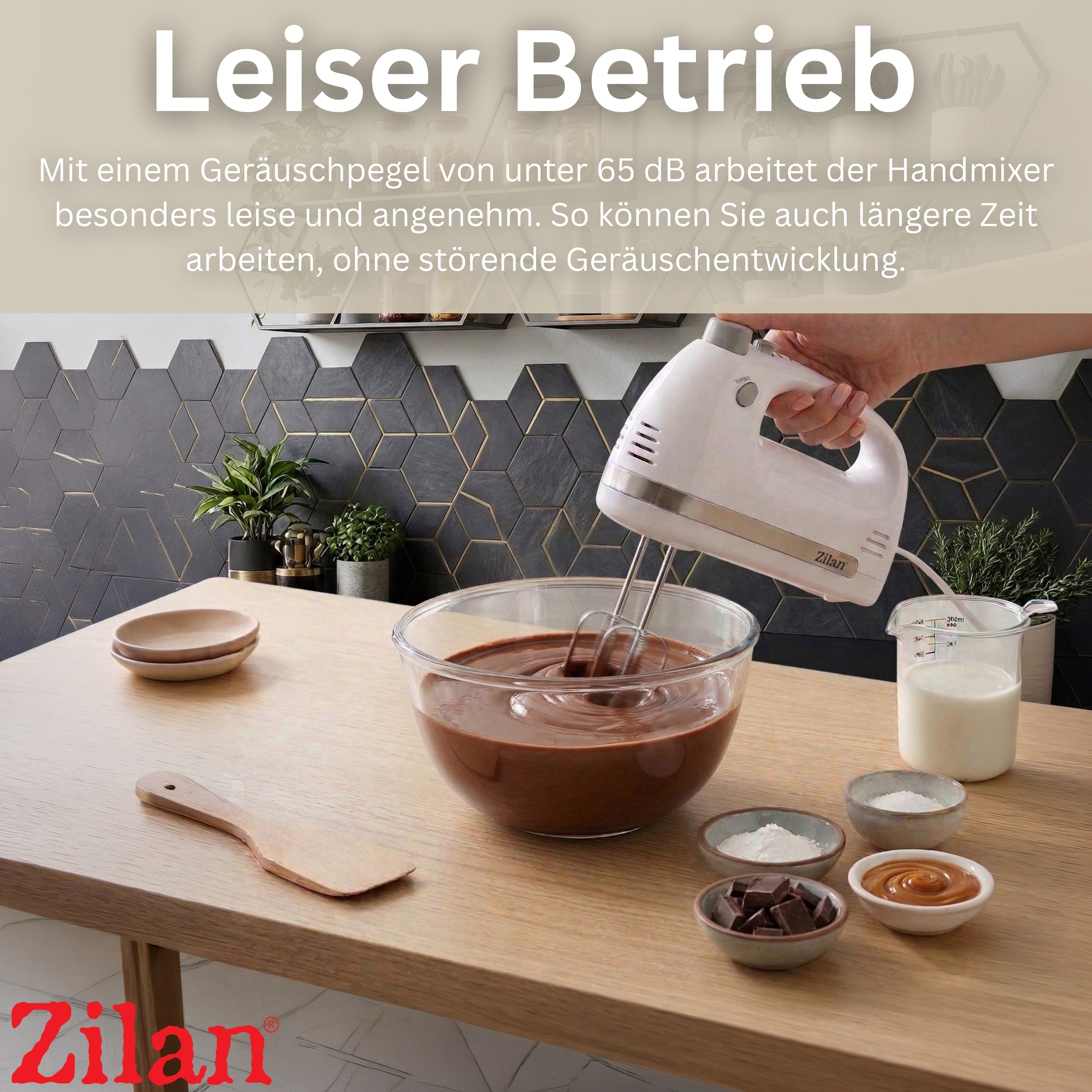 Ein Handmixer mischt Schokolade in einer Schüssel, daneben Zutaten.