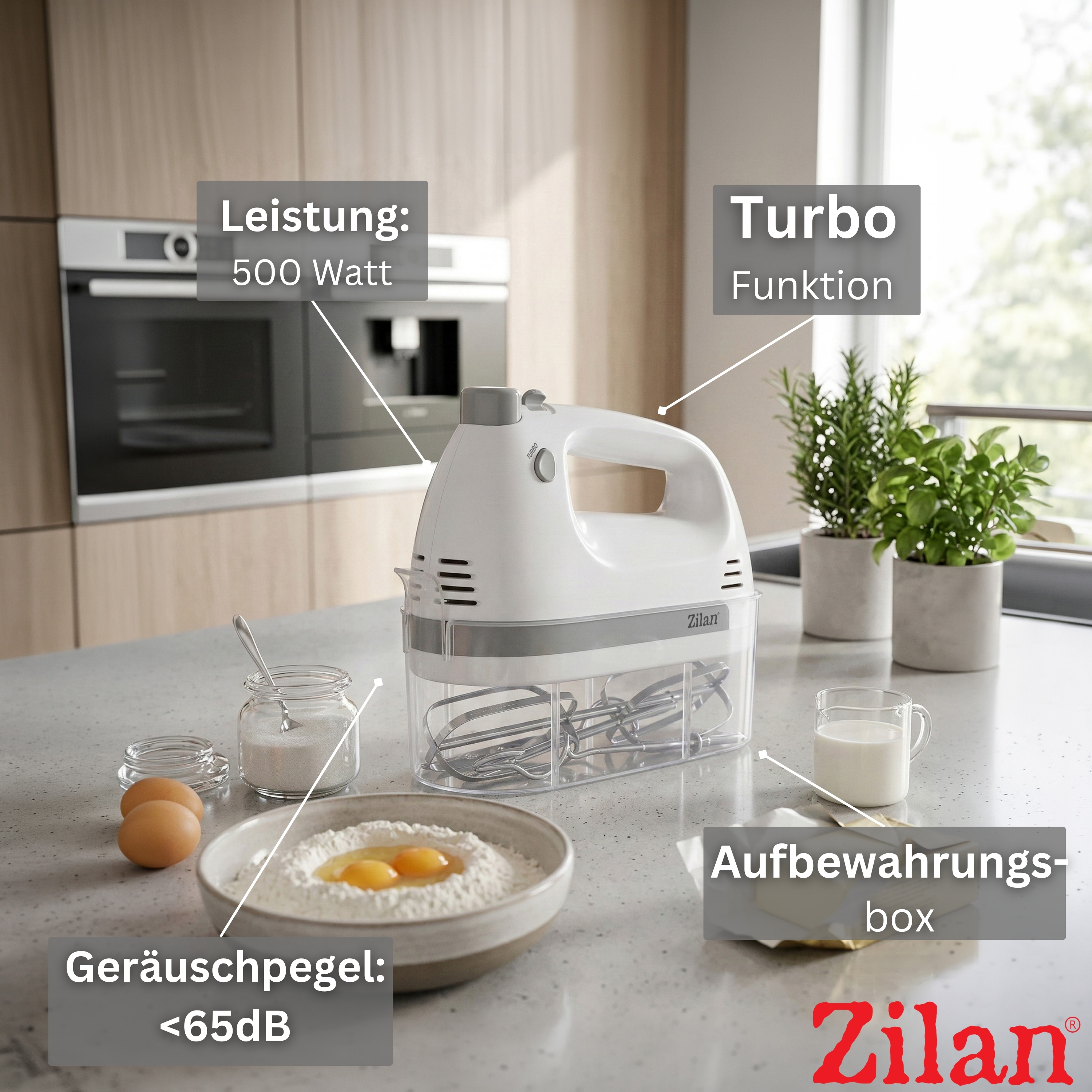Ein weißer Handmixer mit Zubehör steht auf einer Küchentheke neben Zutaten.