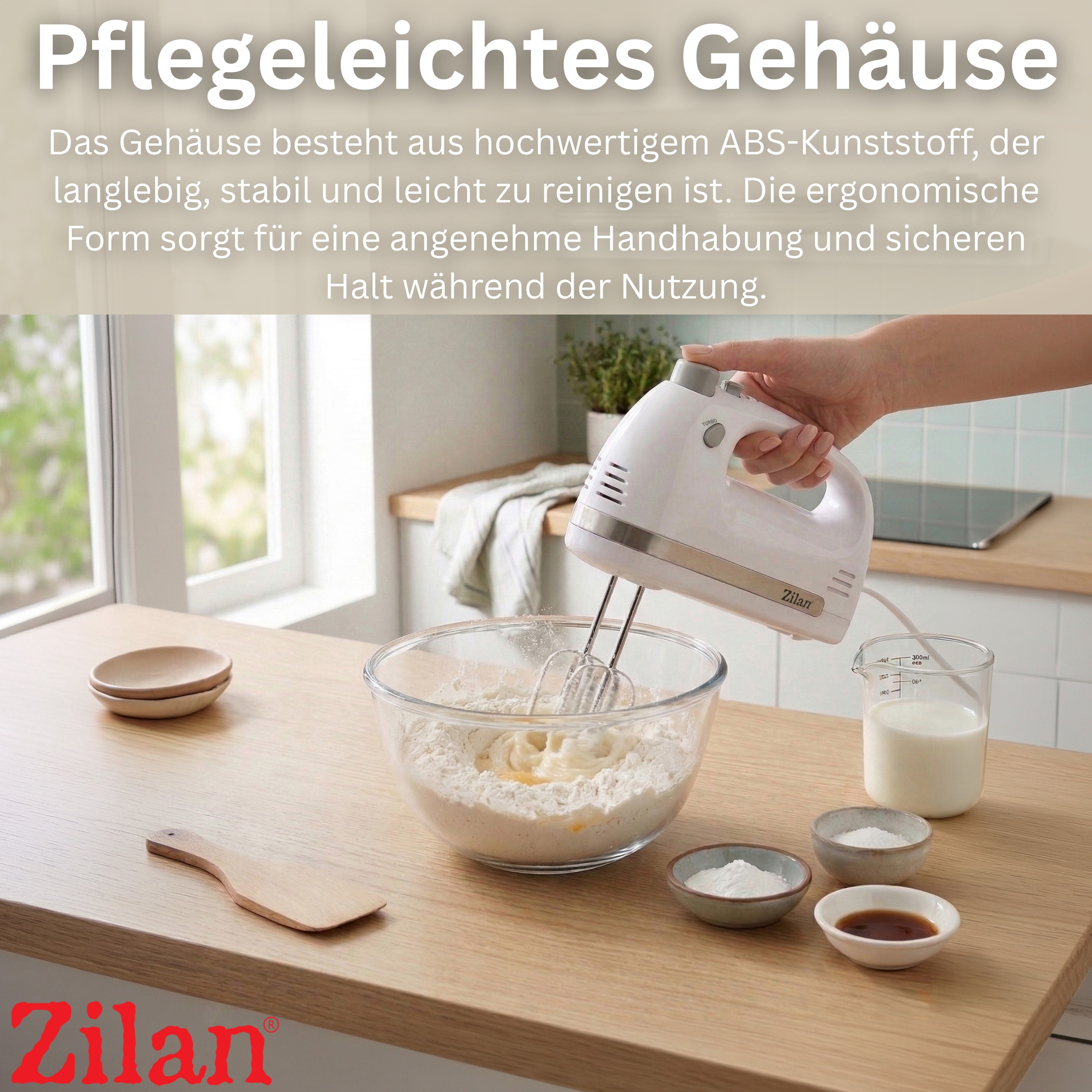 Ein weißer Handmixer mixt Zutaten in einer Glasschüssel auf einem Holztisch.