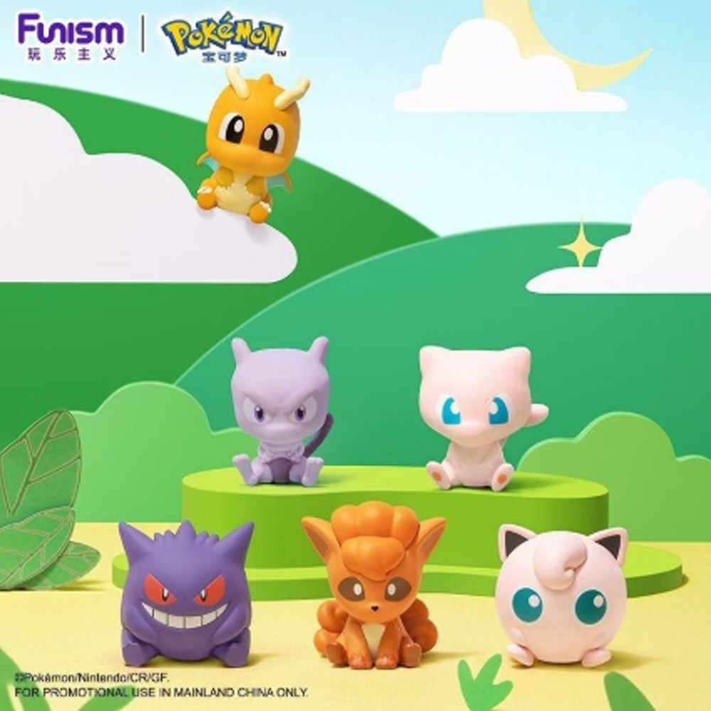 Sechs Pokémon-Figuren auf grünem Hügel: Dragonite, Mewtwo, Mew, Gengar, Vulpix, Jigglypuff.