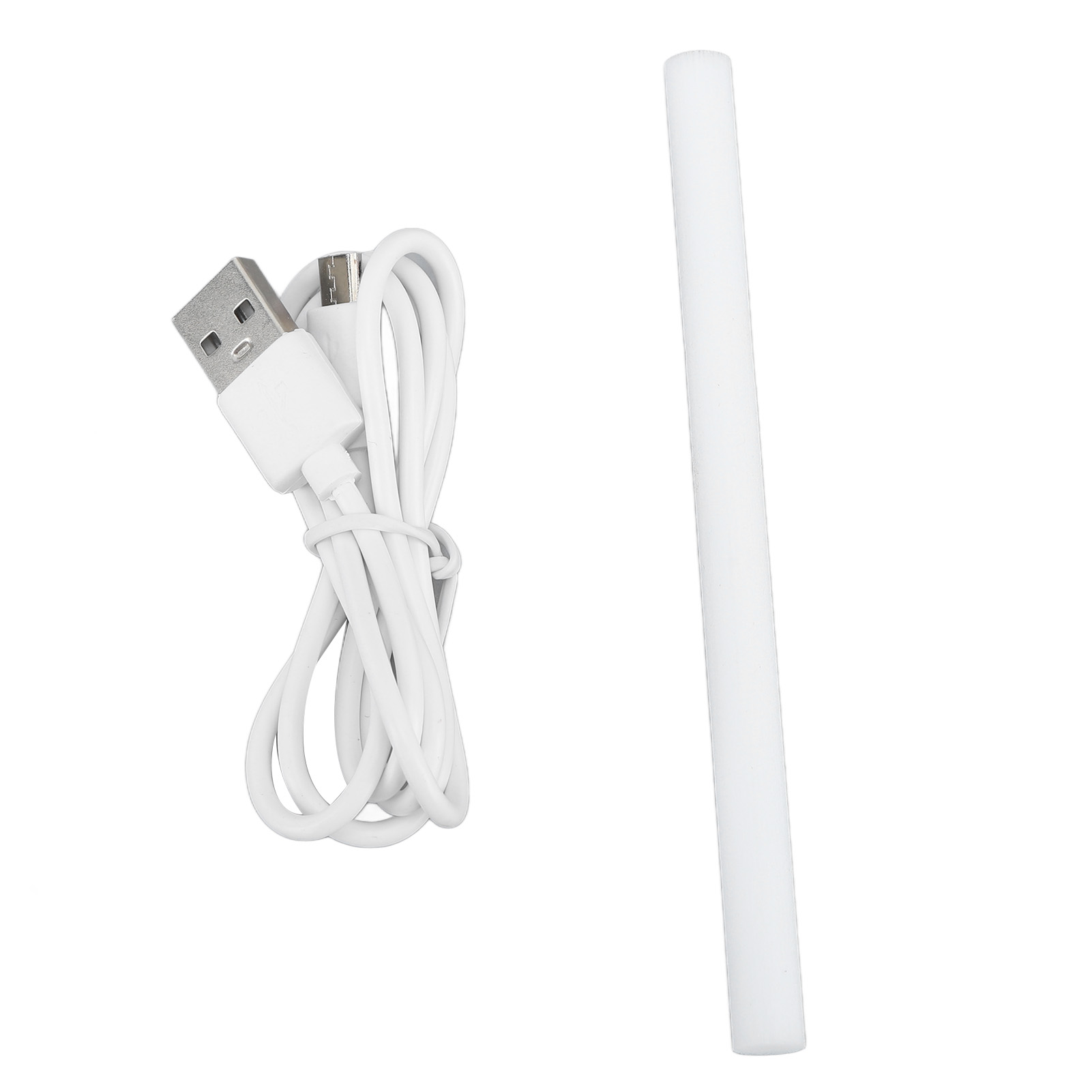 Ein weißes USB-Kabel mit einem abgewinkelten Stecker und ein weißer Stab auf weißem Hintergrund.
