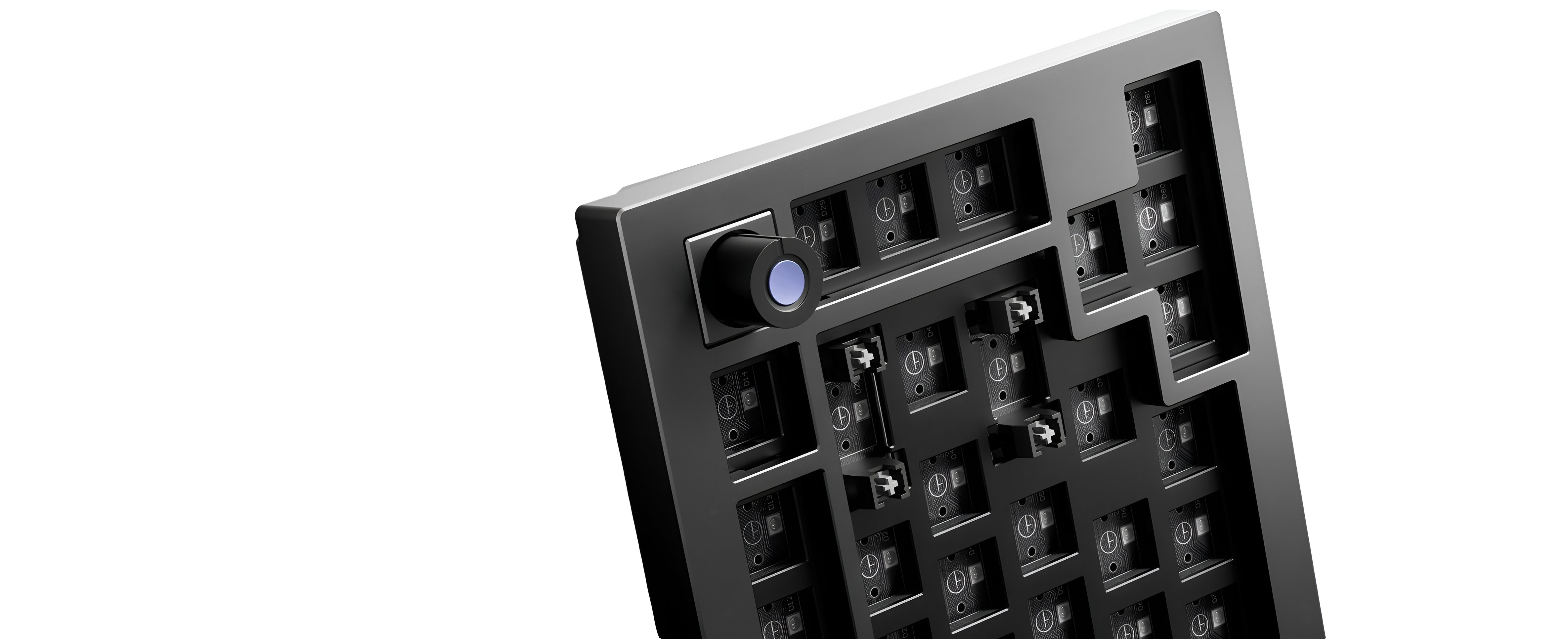 Czarna obudowa klawiatury z pokrętłem i wieloma gniazdami przełączników.