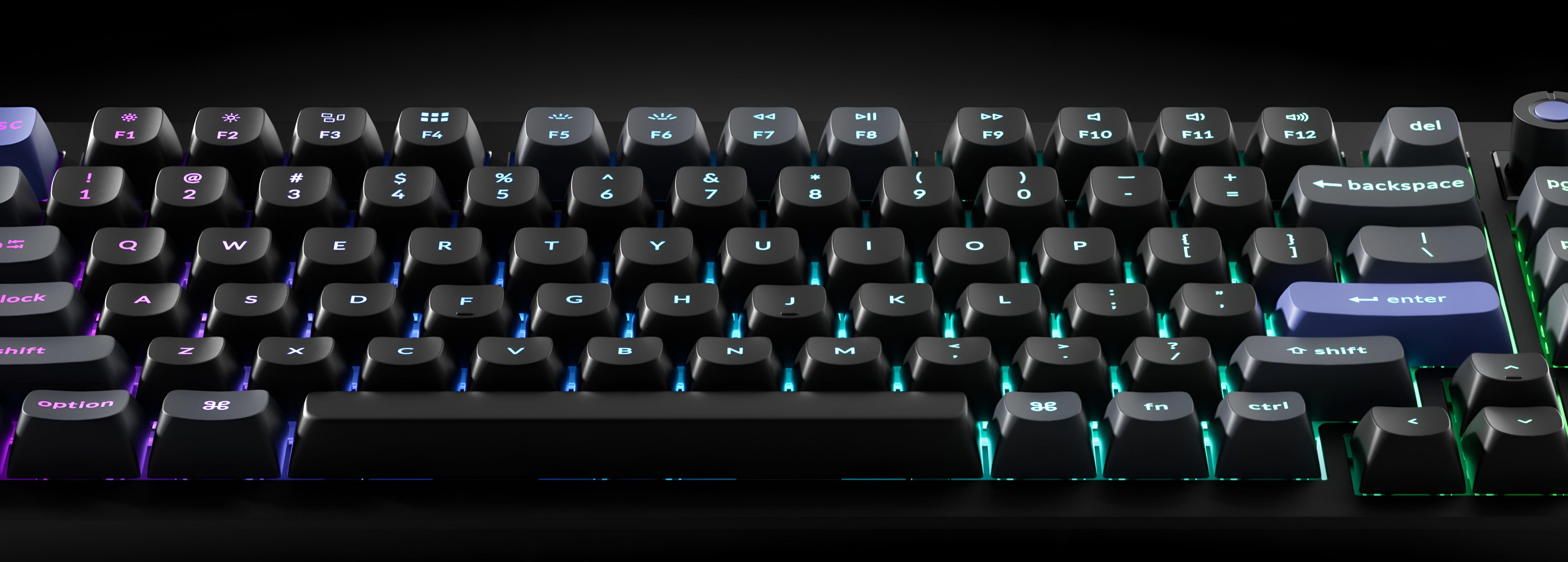 Zbliżenie czarnej klawiatury z podświetleniem RGB. Klawisze są podświetlone.