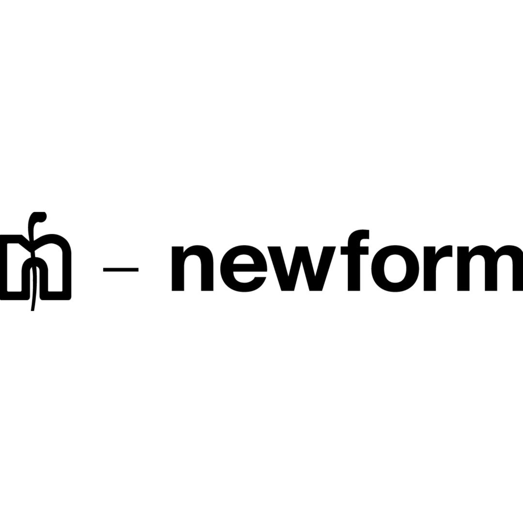 Logo con frutto stilizzato e testo "newform" su sfondo bianco.