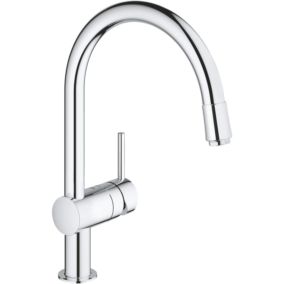 Un rubinetto da cucina cromato lucido con arco alto e beccuccio estraibile.