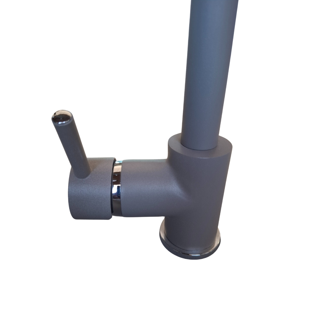 Rubinetto grigio con manico argentato e base lucida.