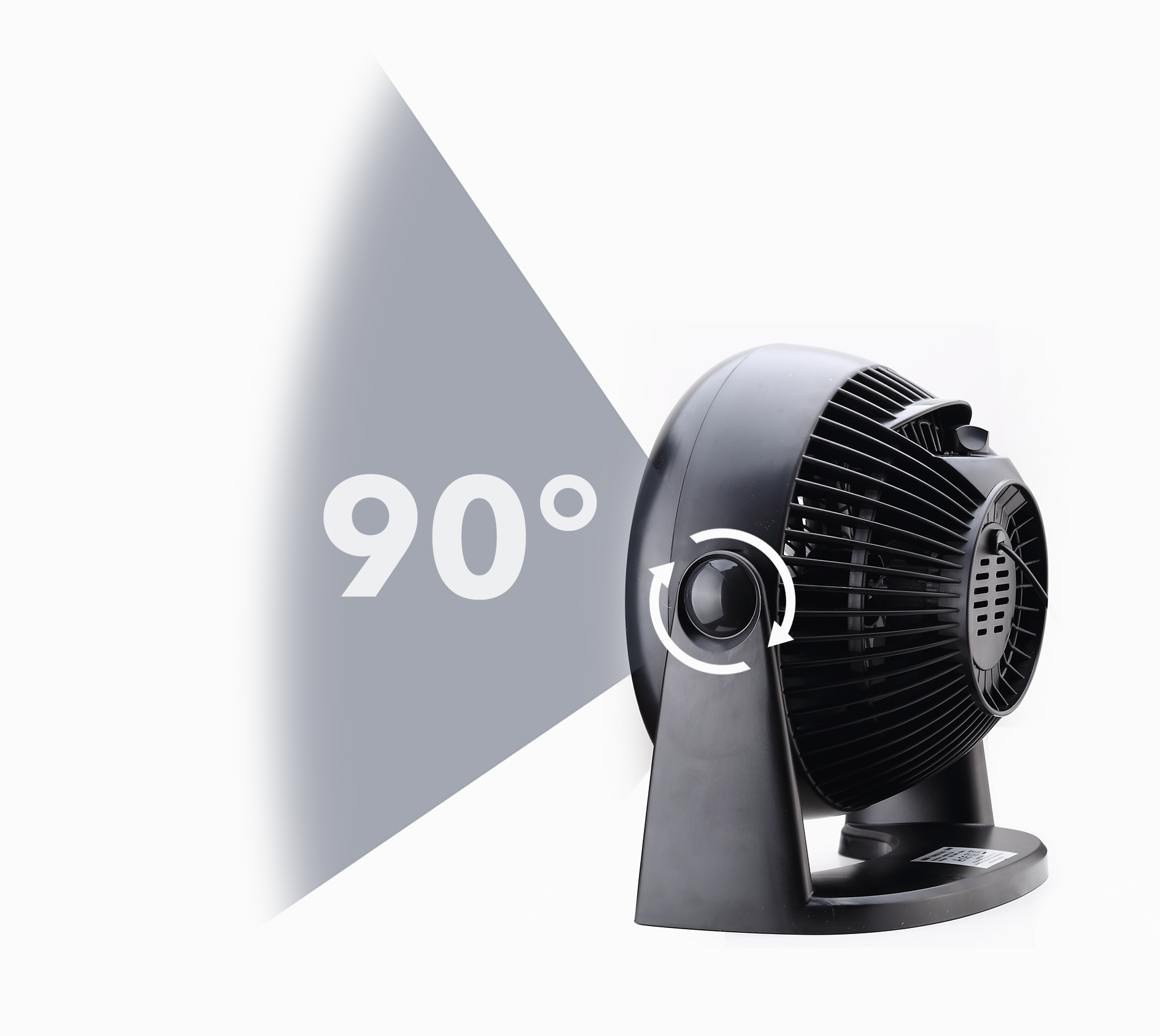 Czarny wentylator z oscylacją 90°, na białym tle.