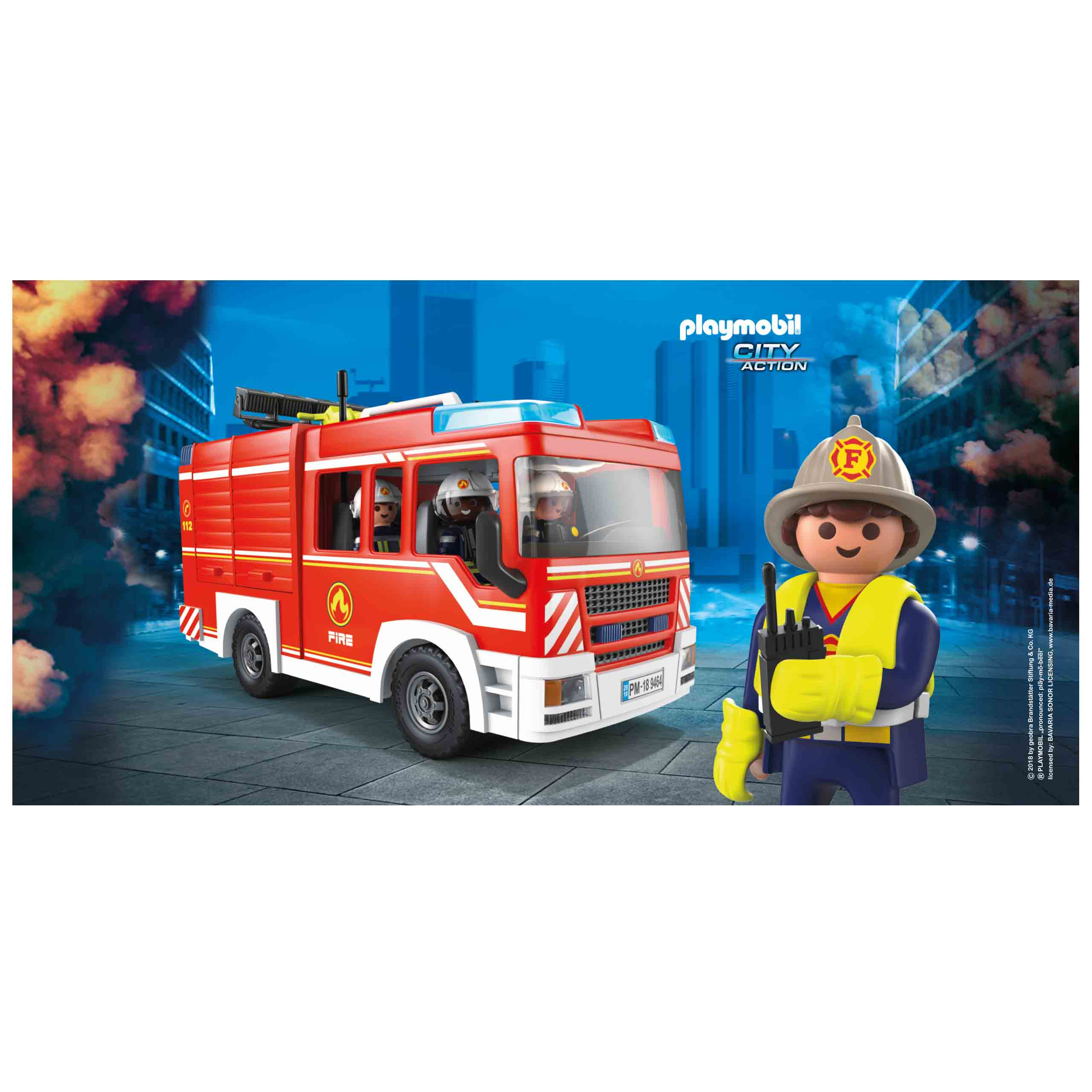 Ein Playmobil Feuerwehrmann mit Funkgerät steht neben einem roten Feuerwehrauto.