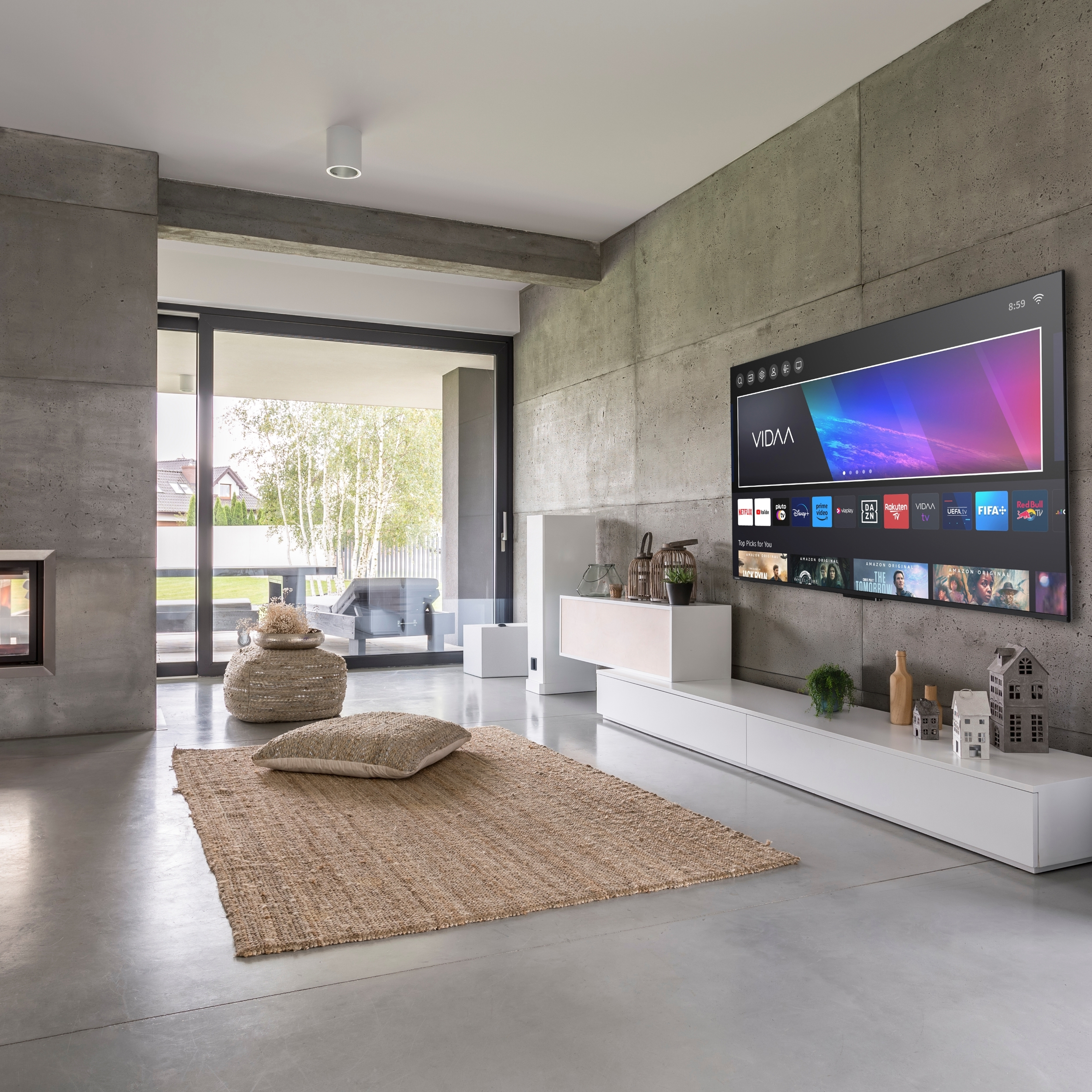 Modernes Wohnzimmer mit Betonwänden, großem Fernseher und Teppich.