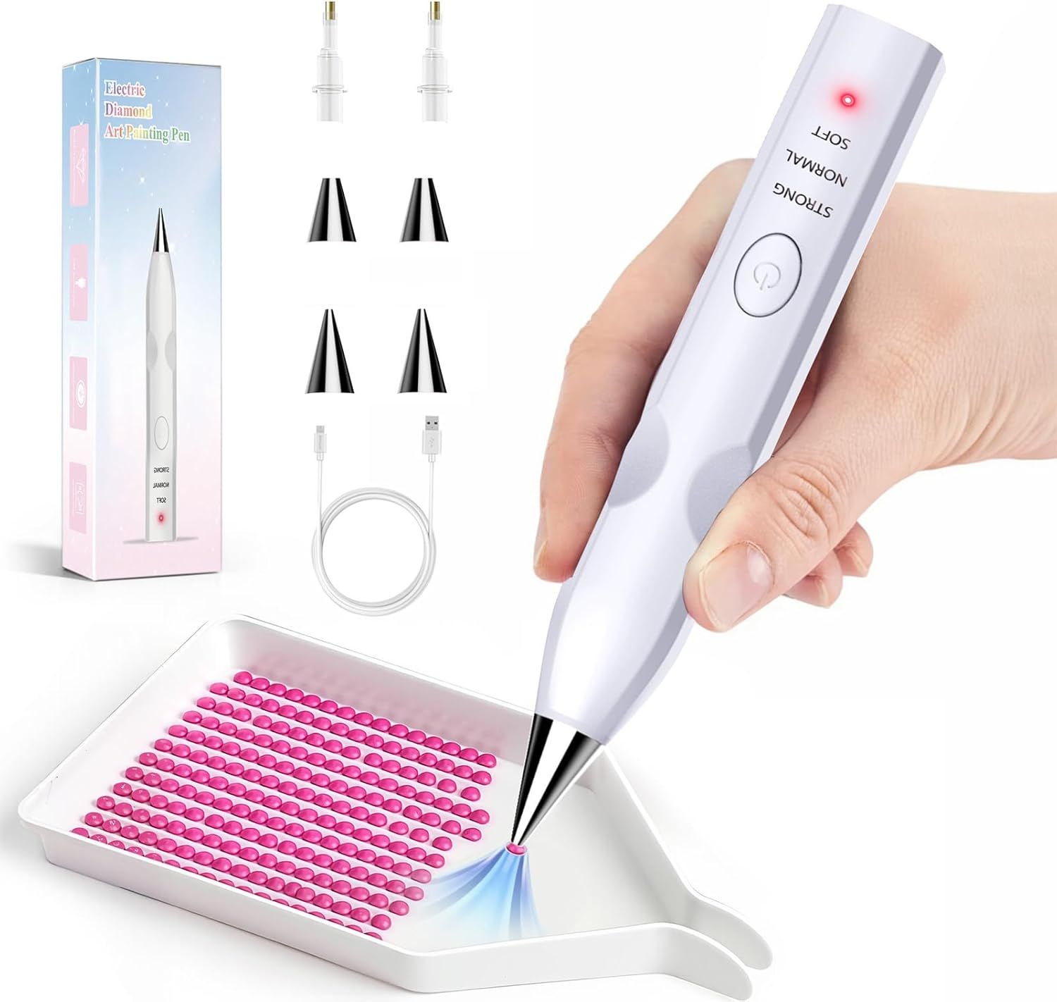 Eine Hand hält einen weißen Diamantmalstift über einer Schale mit rosa Diamanten.