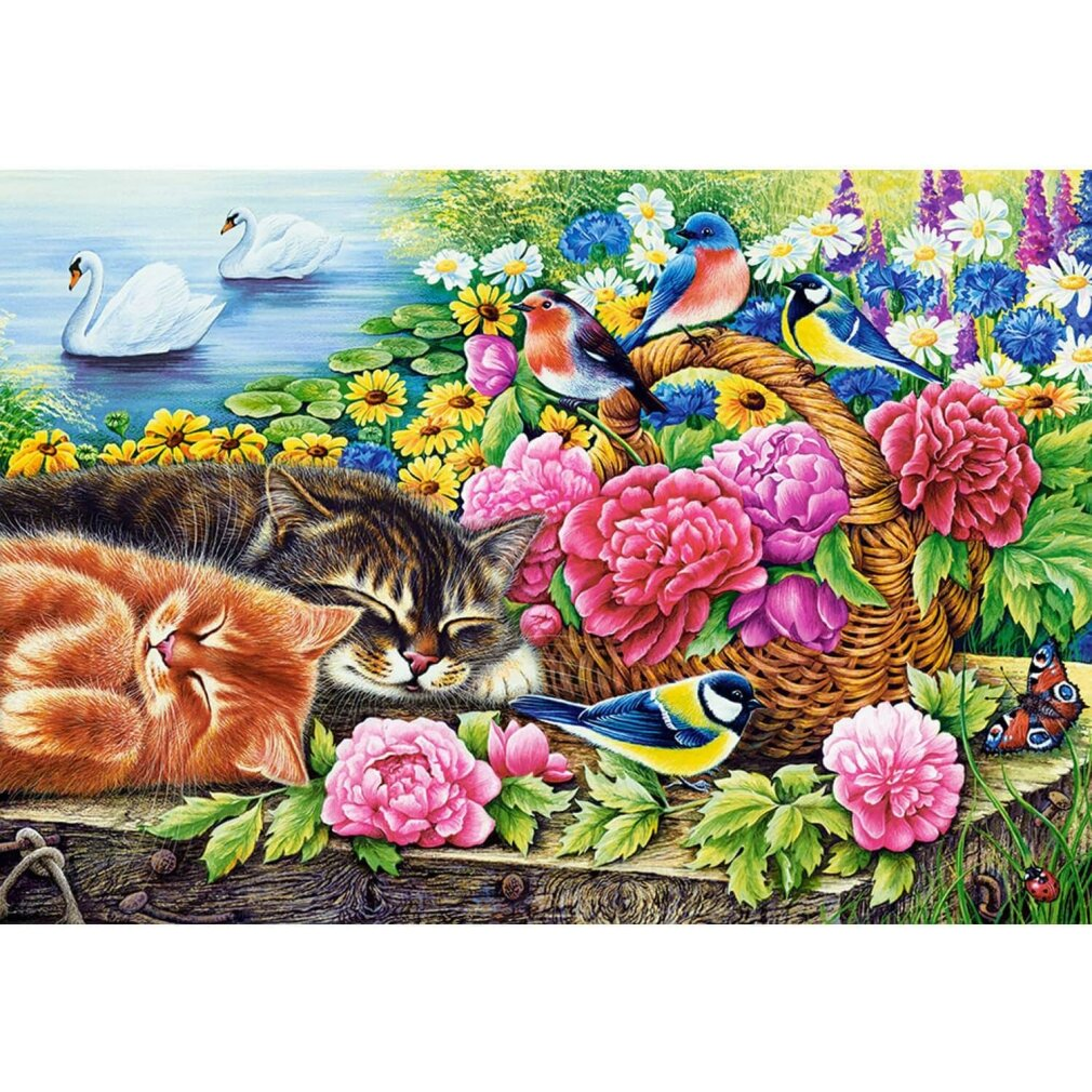 Zwei Katzen schlafen an einem See mit Schwänen. Vögel sitzen auf einem Blumenkorb.