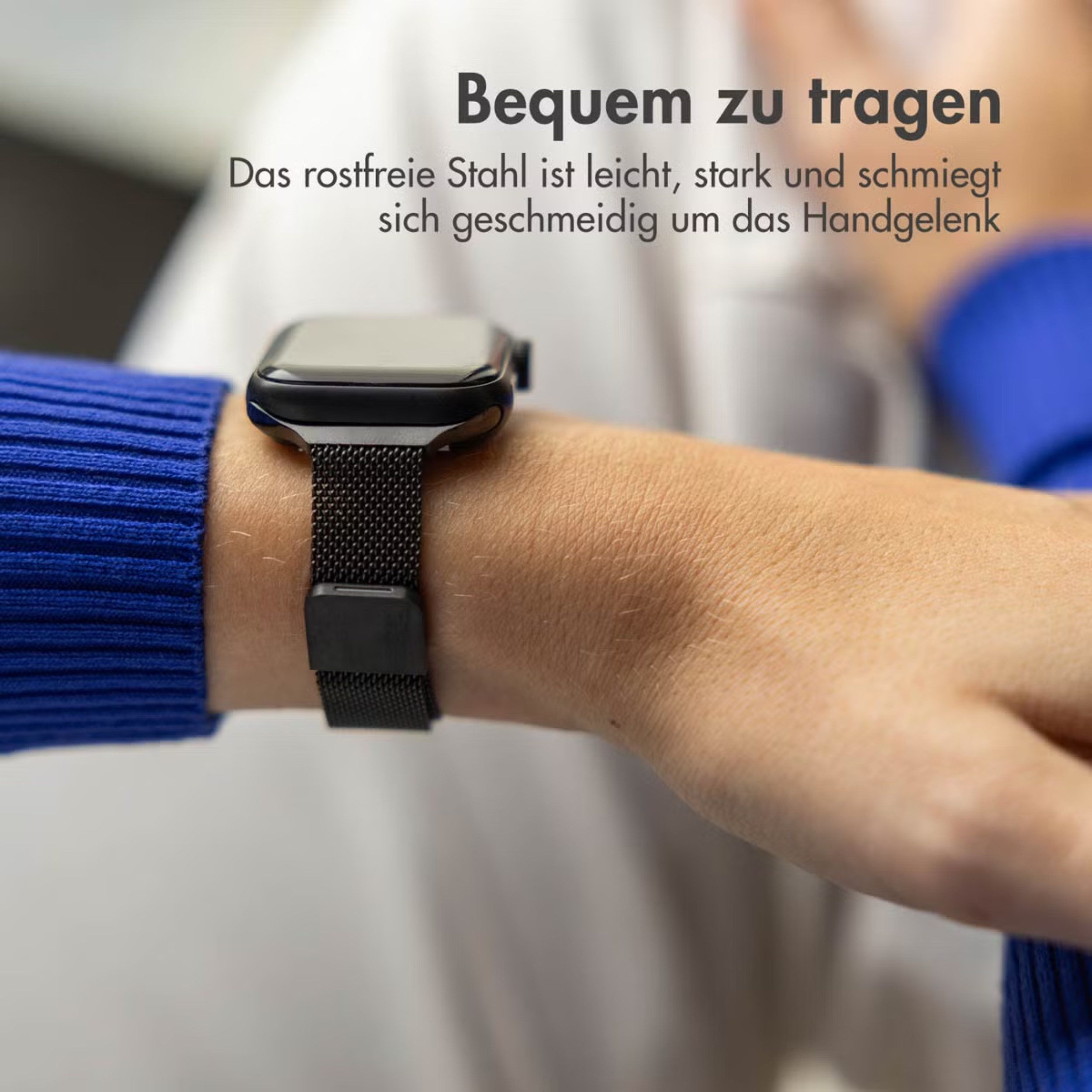 Schwarzes Edelstahlarmband an einem Handgelenk mit Pullover.