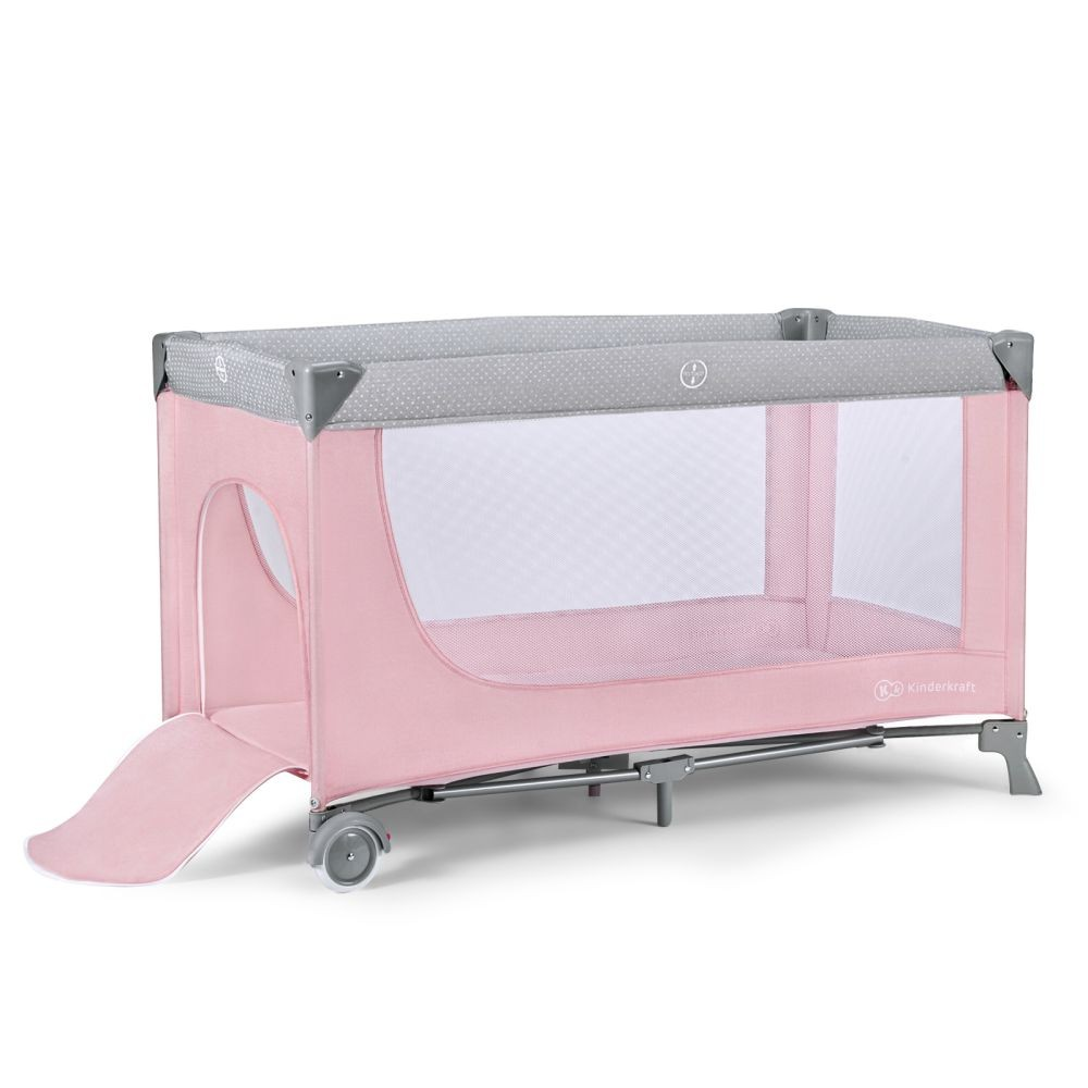 Ein rosafarbener Reisekinderwagen mit grauen Akzenten und Rädern.