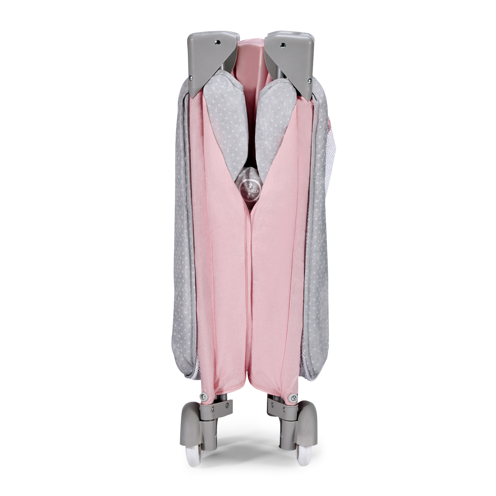 Ein zusammengeklapptes Babybett in Rosa und Grau mit Tupfenmuster, auf Rädern.