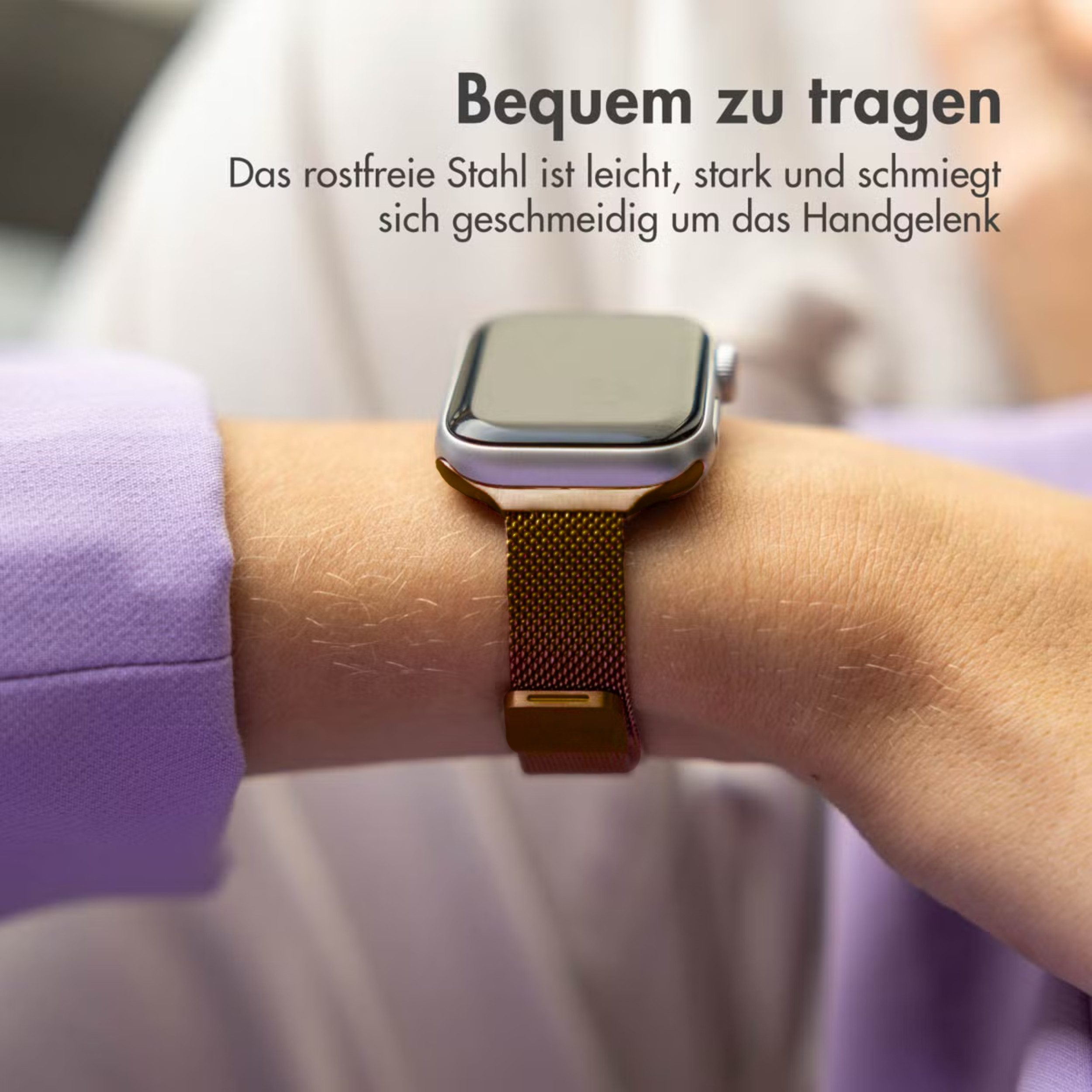 Eine Uhr mit rostfreiem Stahlarmband an einem Handgelenk.