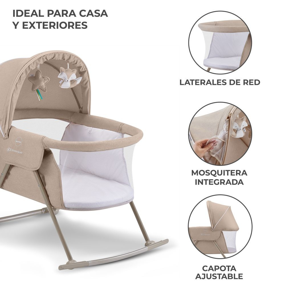 Beiger Baby-Stubenwagen mit Netzseiten, Spielzeug und verstellbarem Verdeck.