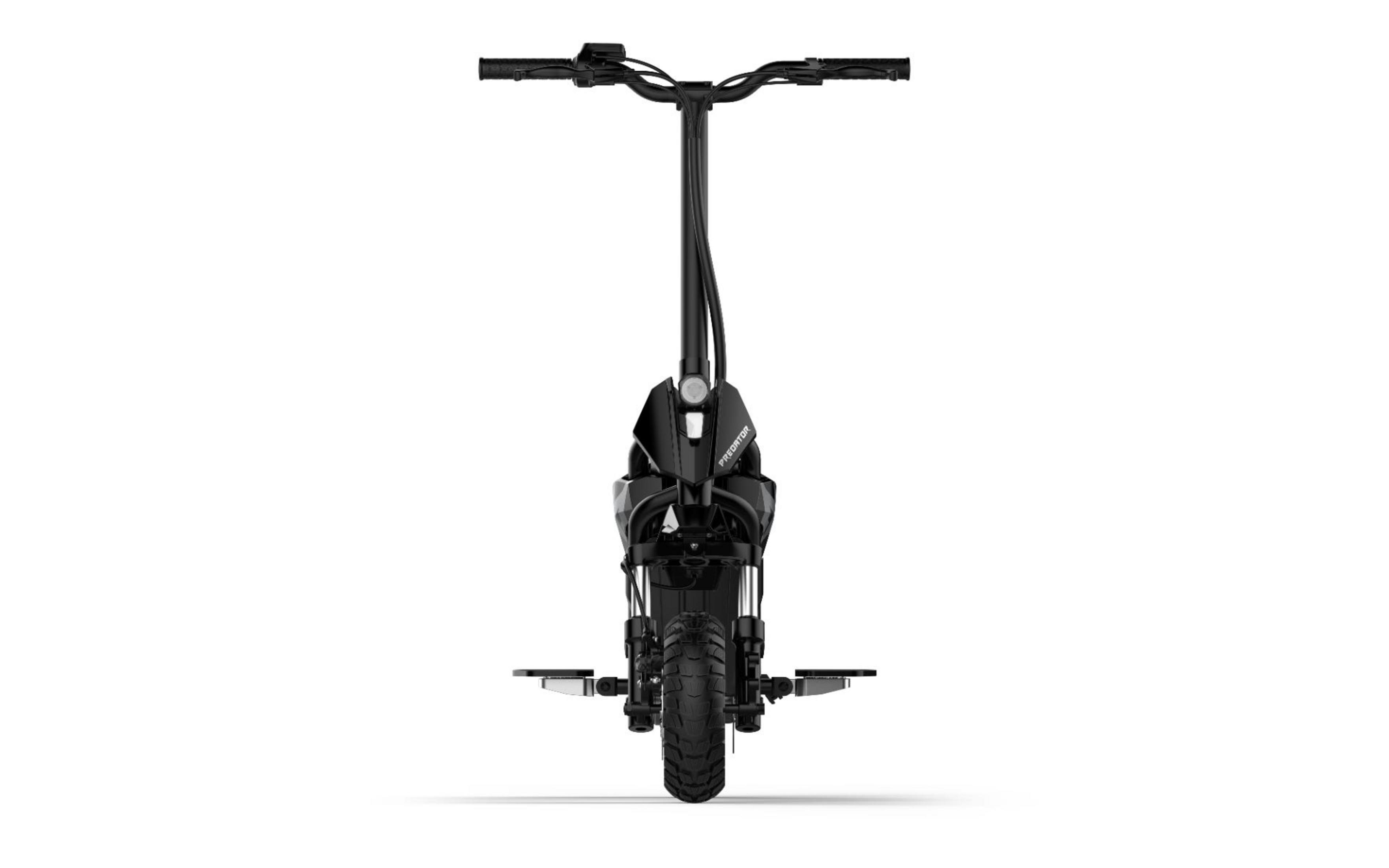 Schwarzer E-Scooter mit breiten Reifen und ausklappbaren Trittbrettern.