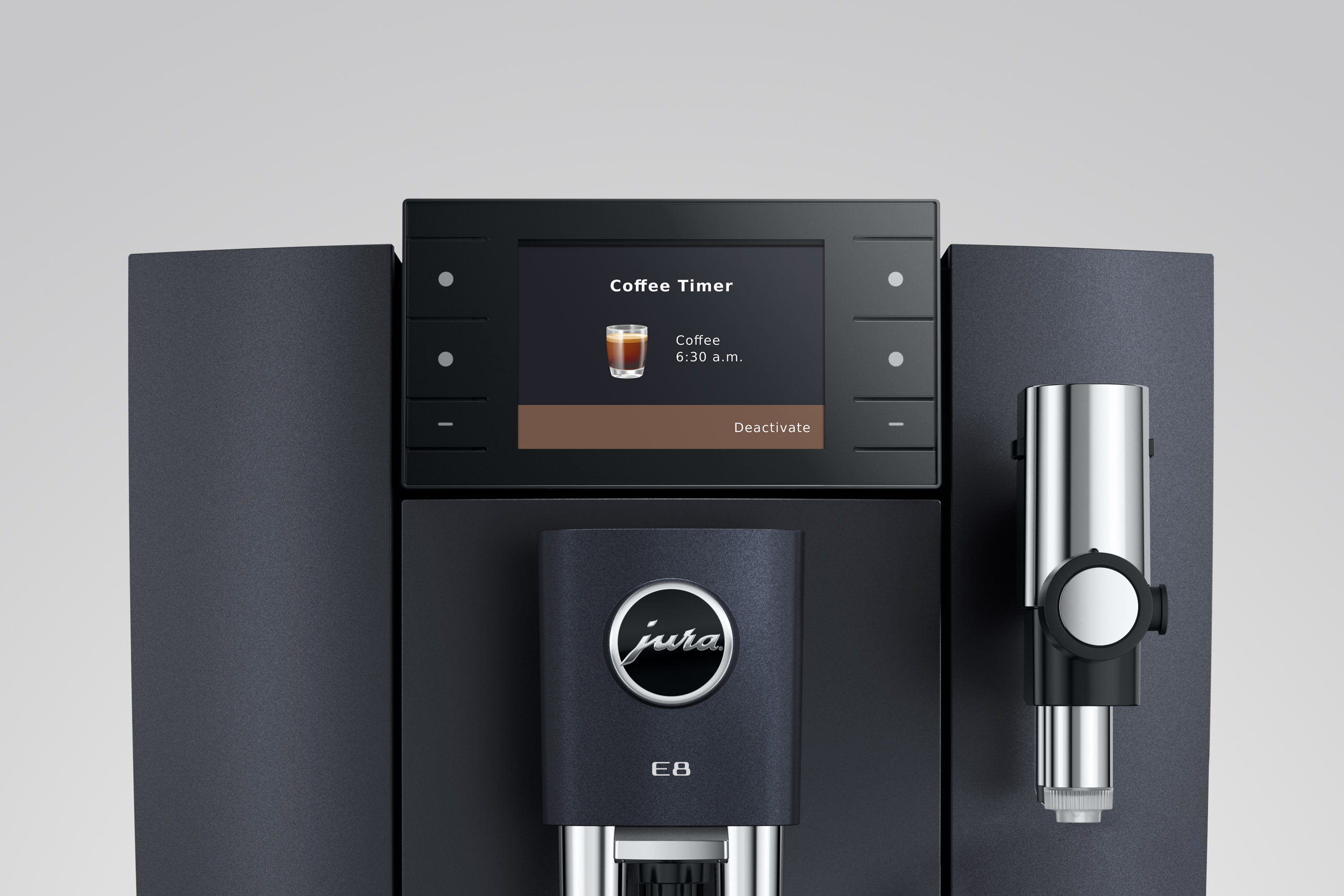 Una macchina da caffè scura con tazza di caffè e timer impostato alle 6:30.