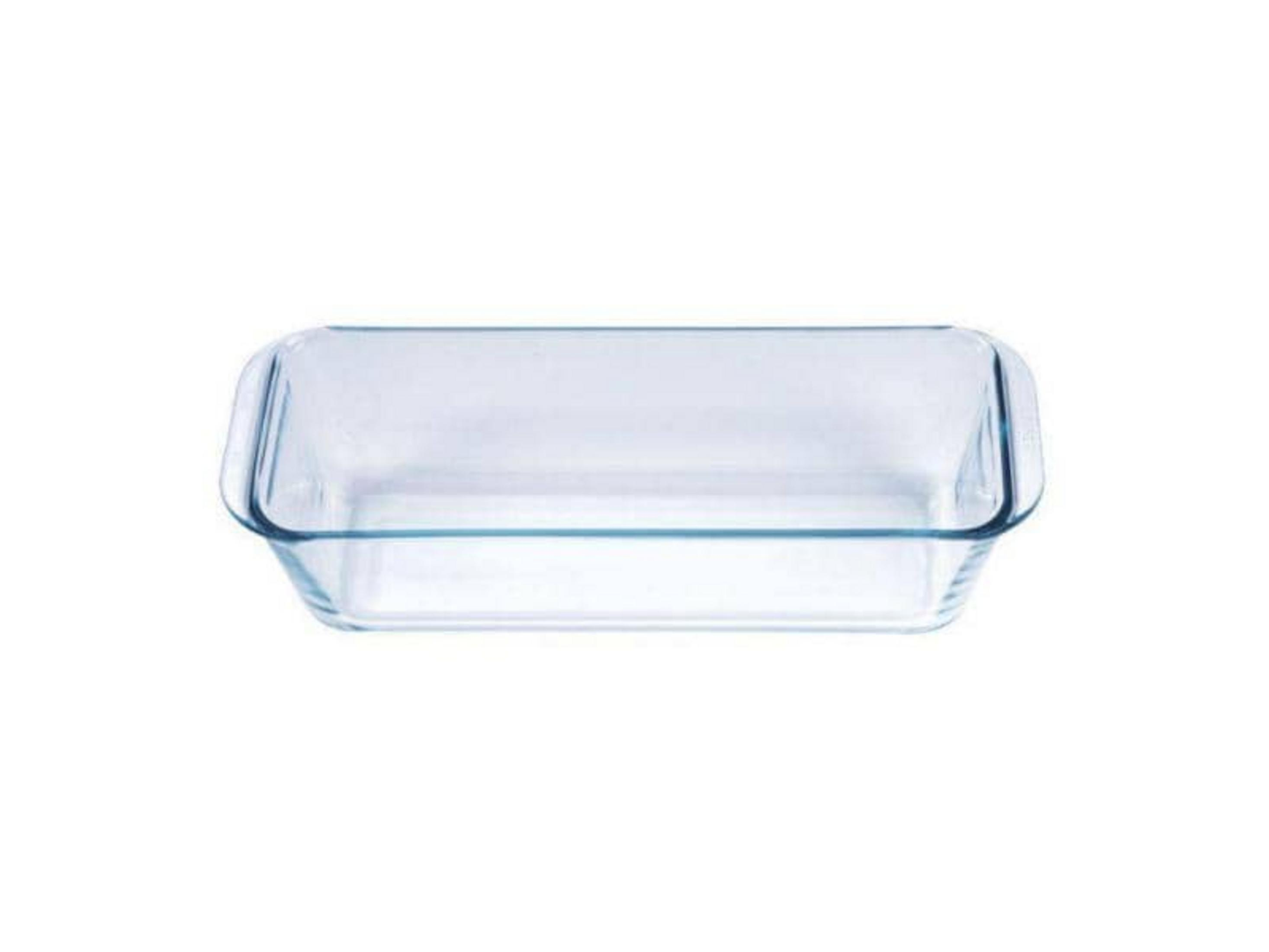 Eine leere rechteckige Glasbackform mit Griffen auf weißem Hintergrund.