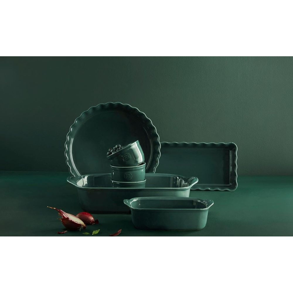 Set da forno in ceramica verde scuro: tortiera rotonda, teglie e ciotoline.