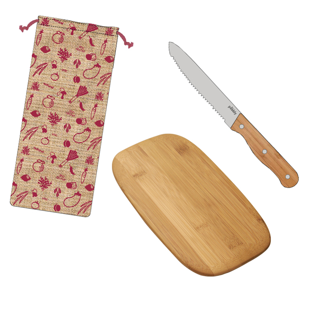 Un couteau, une planche à découper en bois et un sac en tissu à motif végétal.