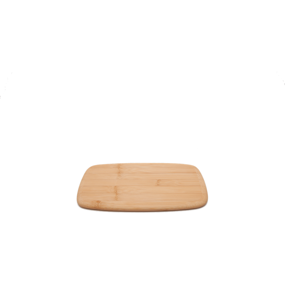 Une planche à découper rectangulaire en bambou marron clair avec coins arrondis sur fond noir.