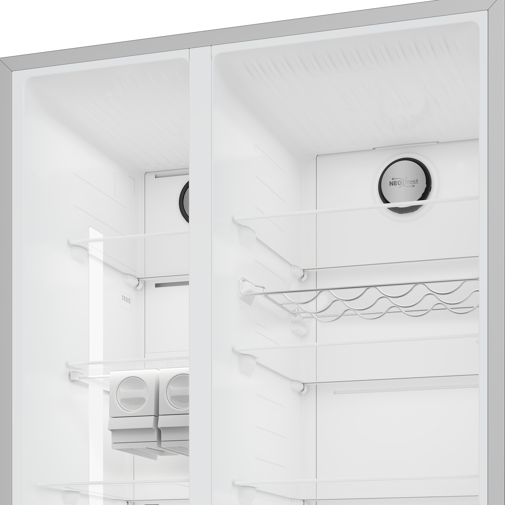 Interno di un frigorifero bianco con ripiani in vetro, portabottiglie ed etichetta NEO FROST.