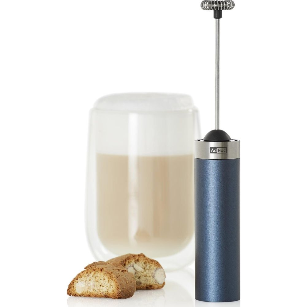 Un mousseur à lait bleu avec un verre de café au lait et des biscuits.