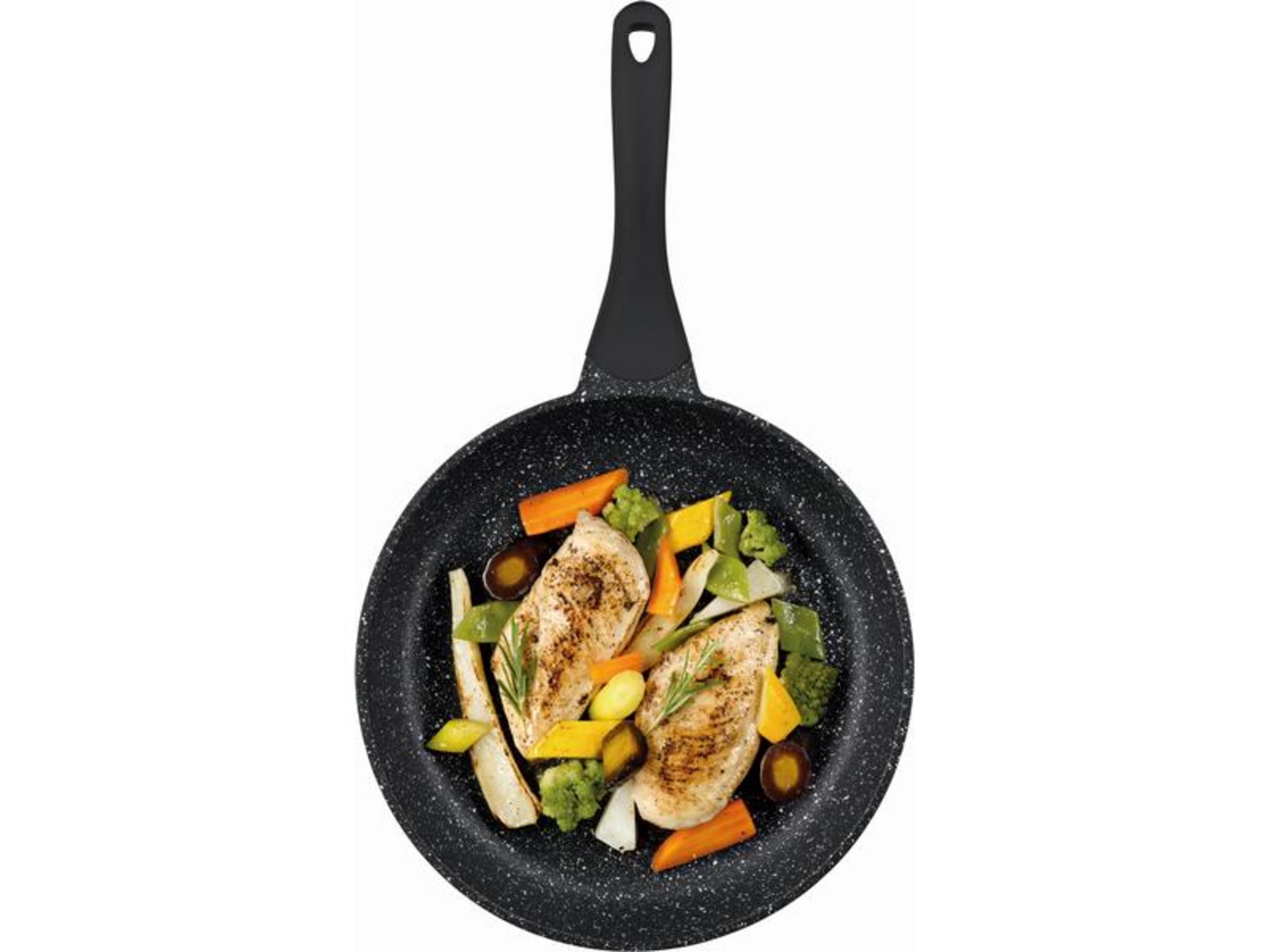Deux blancs de poulet avec des légumes dans une poêle