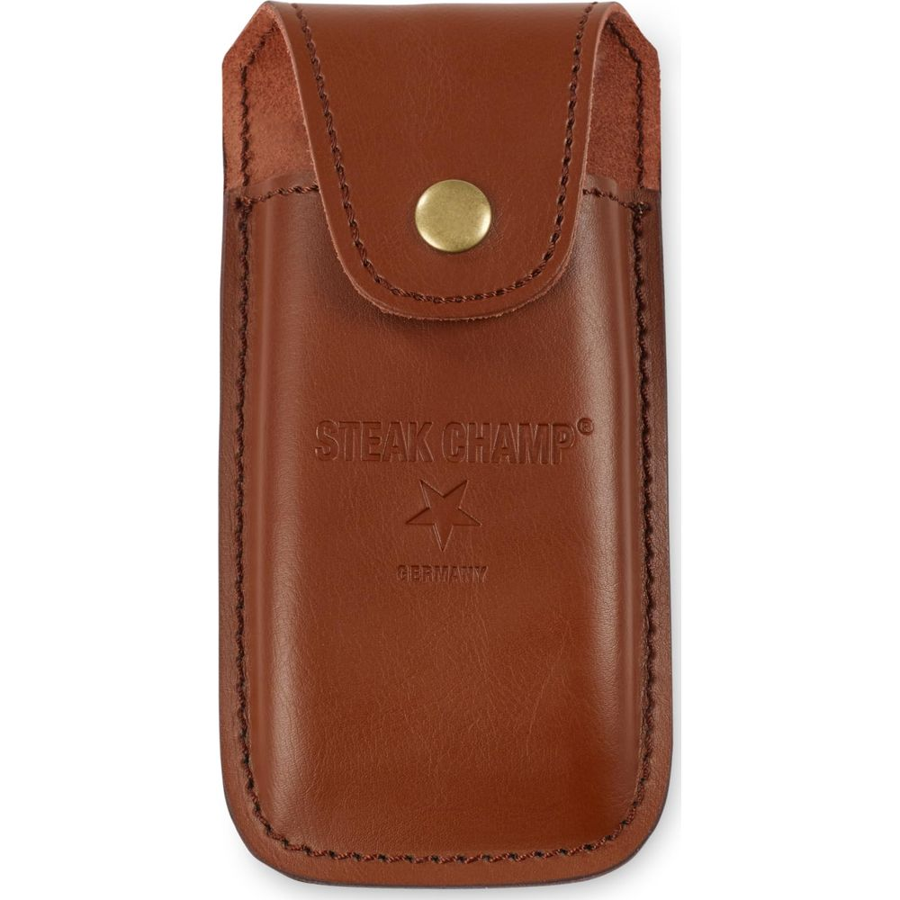 Custodia in pelle marrone con chiusura a bottone in ottone. Logo in rilievo Steak Champ Germany.