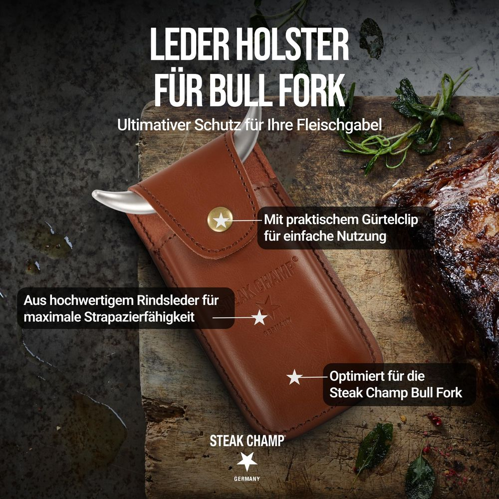 Un fodero in pelle marrone per una forchetta da carne giace accanto a una bistecca arrosto.