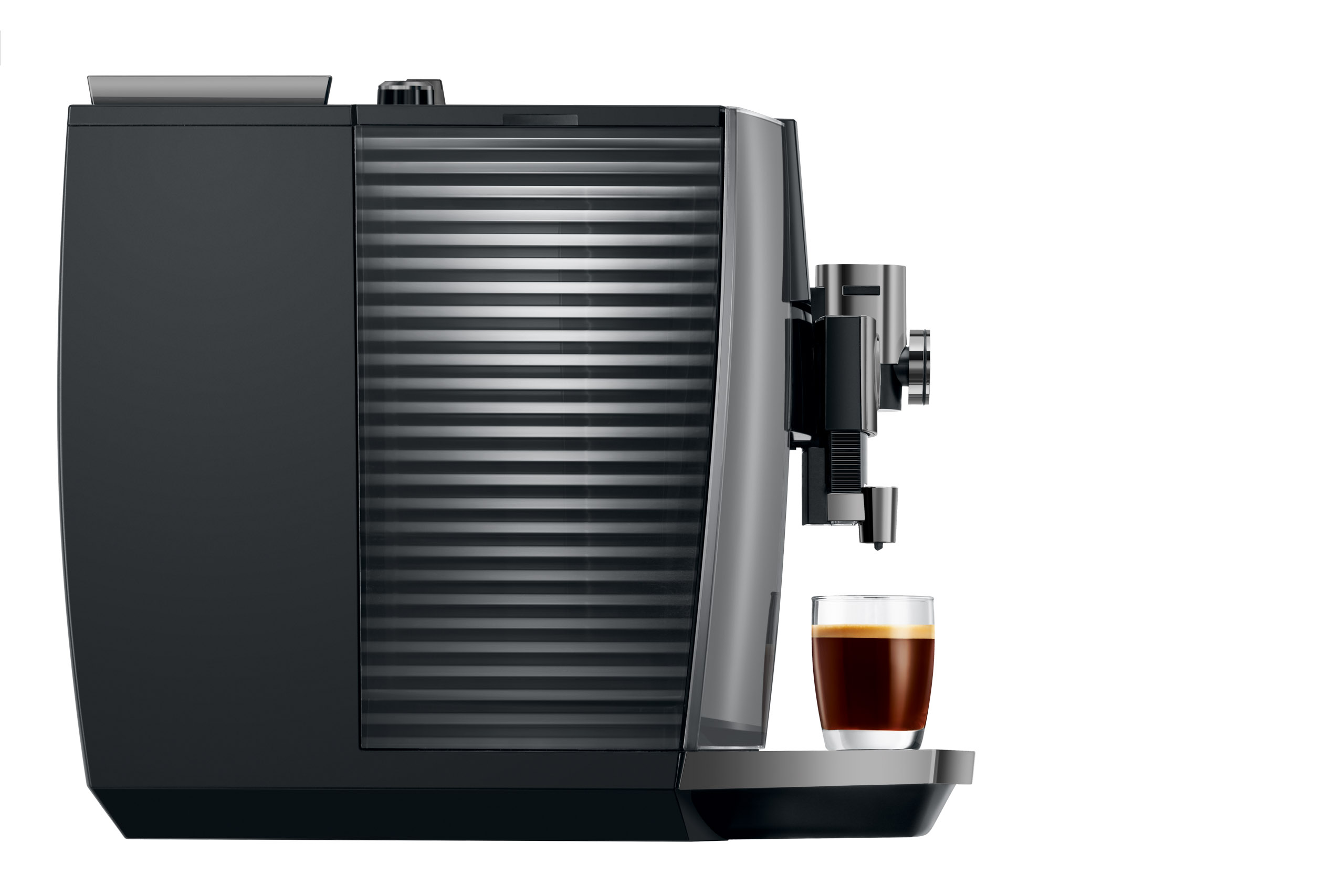 Eine schwarze Kaffeemaschine mit einem Glas Espresso.