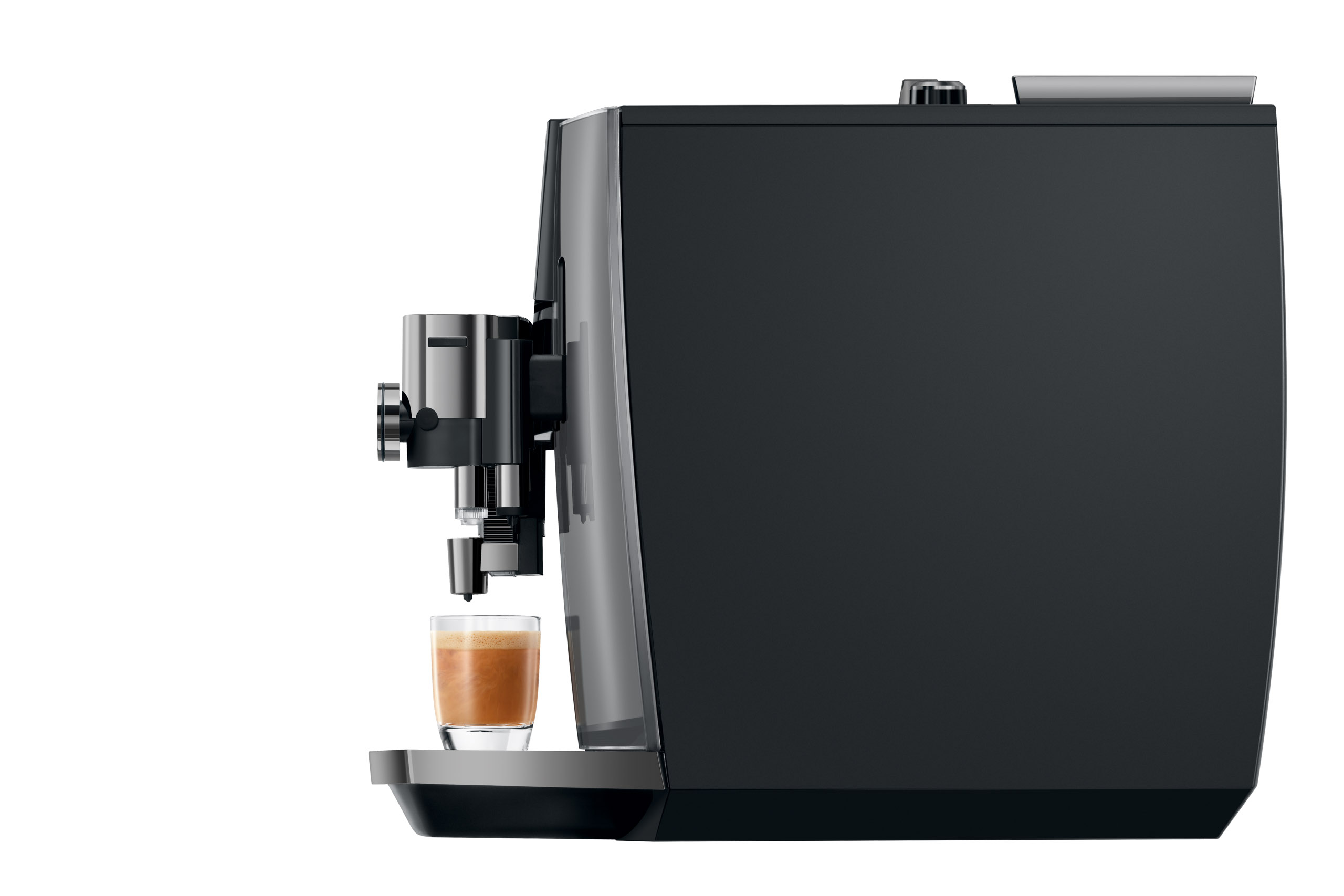 Eine schwarze Kaffeemaschine brüht Kaffee in ein Glas.