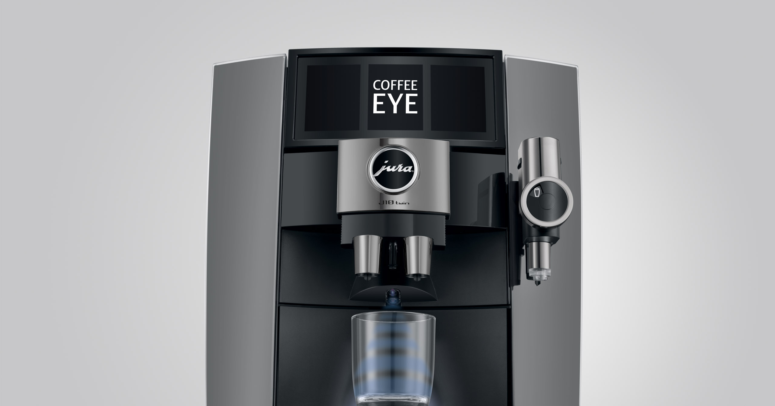 Eine moderne Kaffeemaschine mit Touchscreen, Milchaufschäumer und Glas.