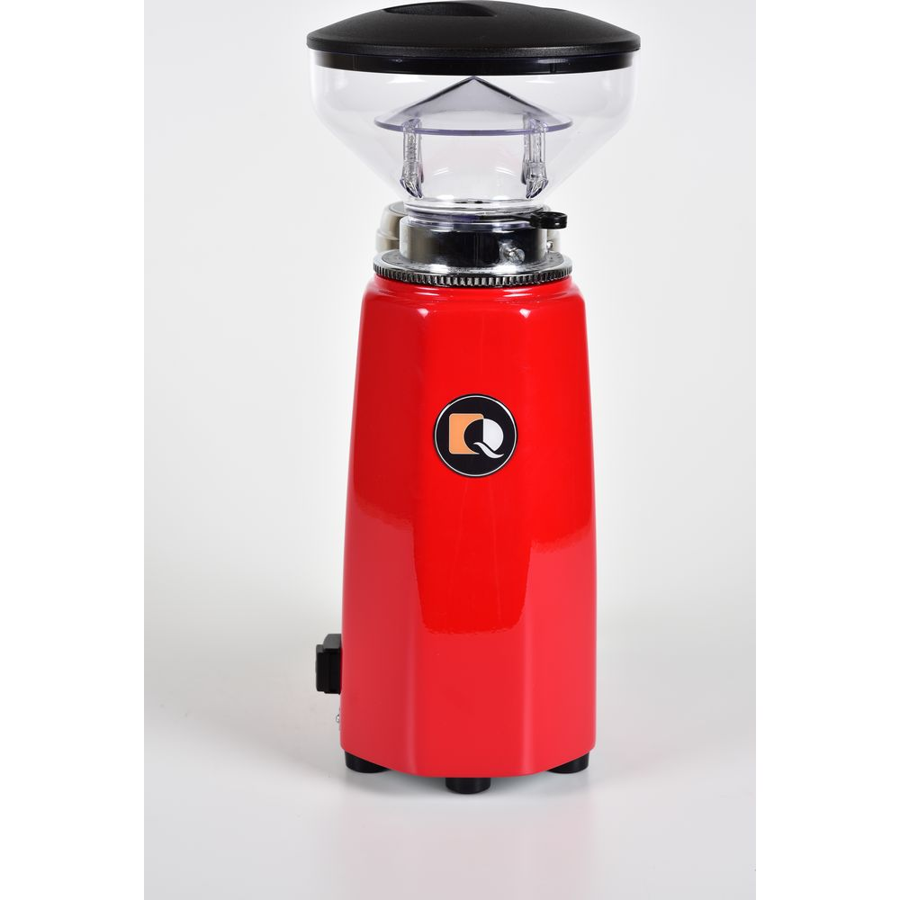 Un moulin à café rouge avec un couvercle noir et une trémie transparente.