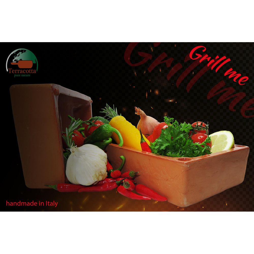 Un contenitore in terracotta riempito con verdure fresche come aglio, peperoncino, peperone, pomodori ed erbe aromatiche.