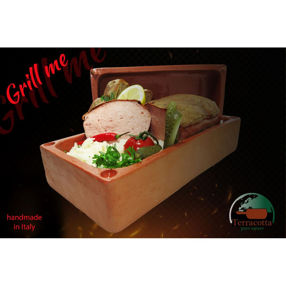 Carne, pane, limone, cetrioli e pomodori in un contenitore di terracotta.