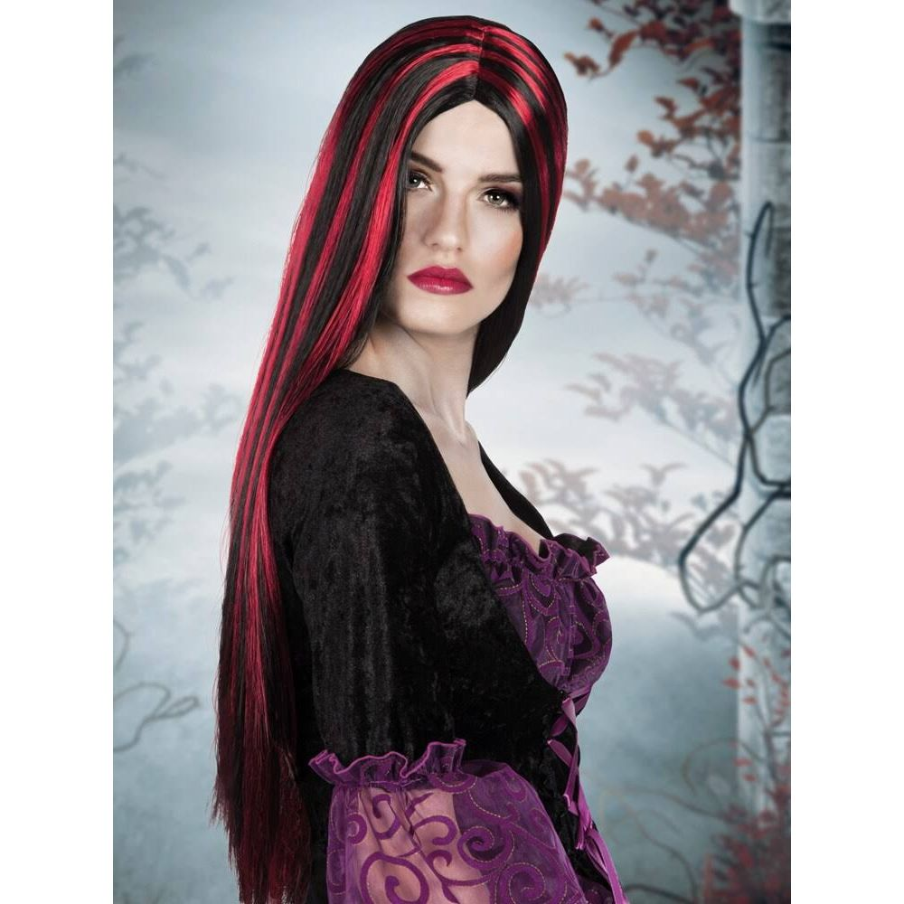 Frau mit langem rot-schwarzem Haar, trägt schwarzes Samtkleid mit lila Verzierungen.