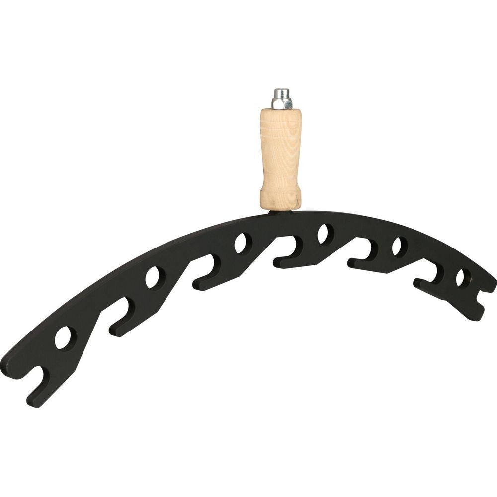 Un porta coperchi nero con manico in legno e più intagli.
