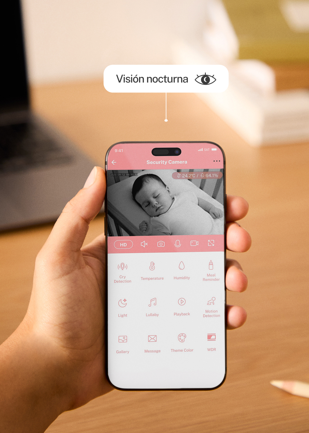 Una mano sostiene un teléfono que muestra una app de vigilabebés con visión nocturna.