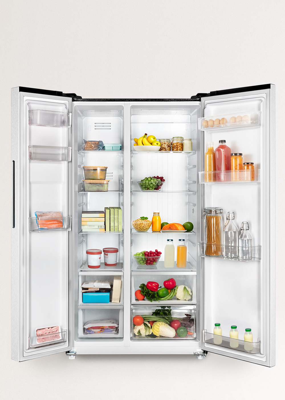 Un refrigerador abierto lleno de alimentos en varios estantes.