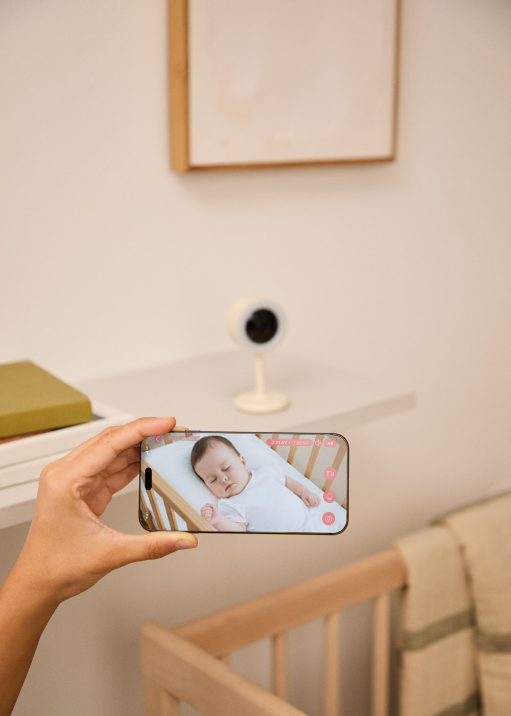 Un bebé duerme en una cuna que se muestra en una pantalla de smartphone.