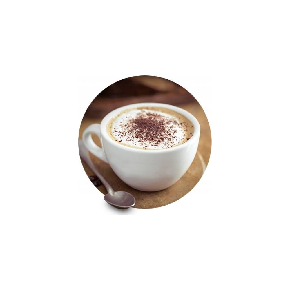Una tazza bianca di caffè cremoso con scaglie di cioccolato, accanto a un cucchiaio.