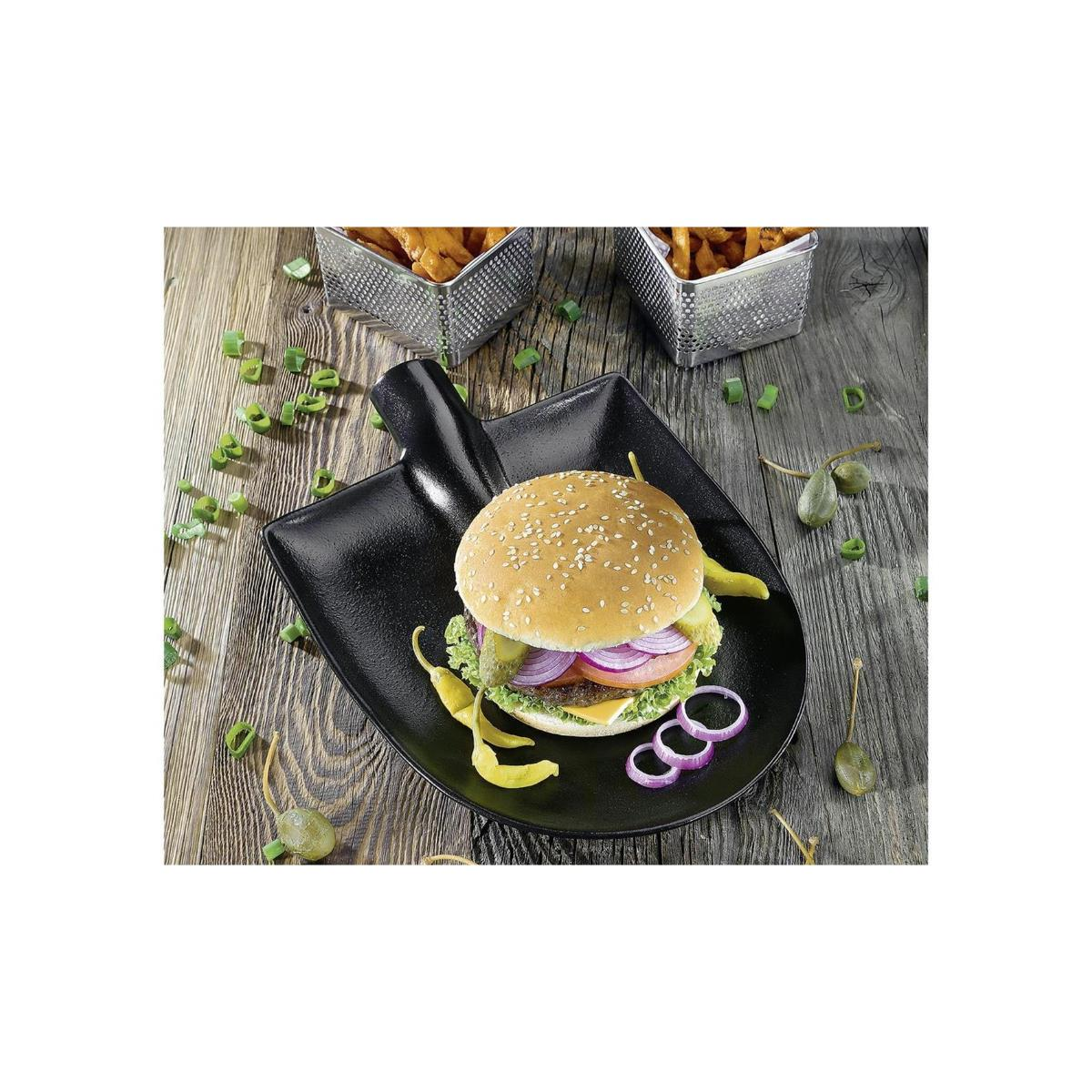 Un hamburger con patatine fritte su un piatto a forma di pala.