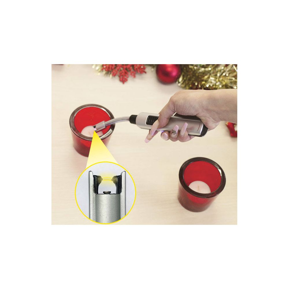 Una mano tiene un accendino a torcia per accendere una candela in un portacandele rosso.