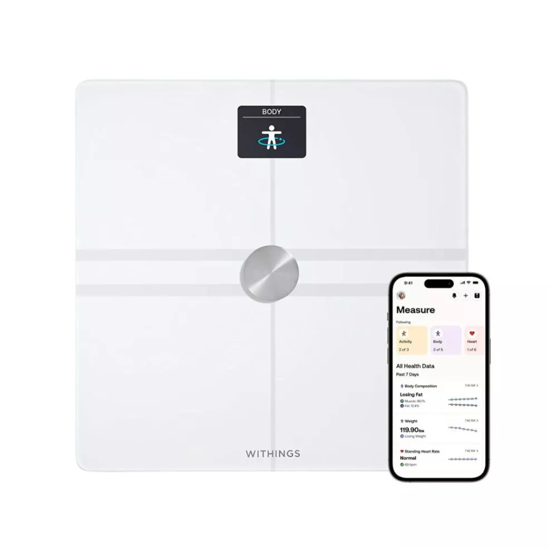 Bilancia smart Withings bianca con telefono che mostra dati sanitari.