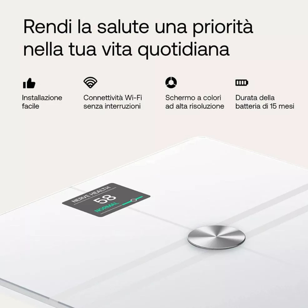 Bilancia bianca con display a colori che mostra 58. Icone per installazione facile, Wi-Fi, schermo, batteria.