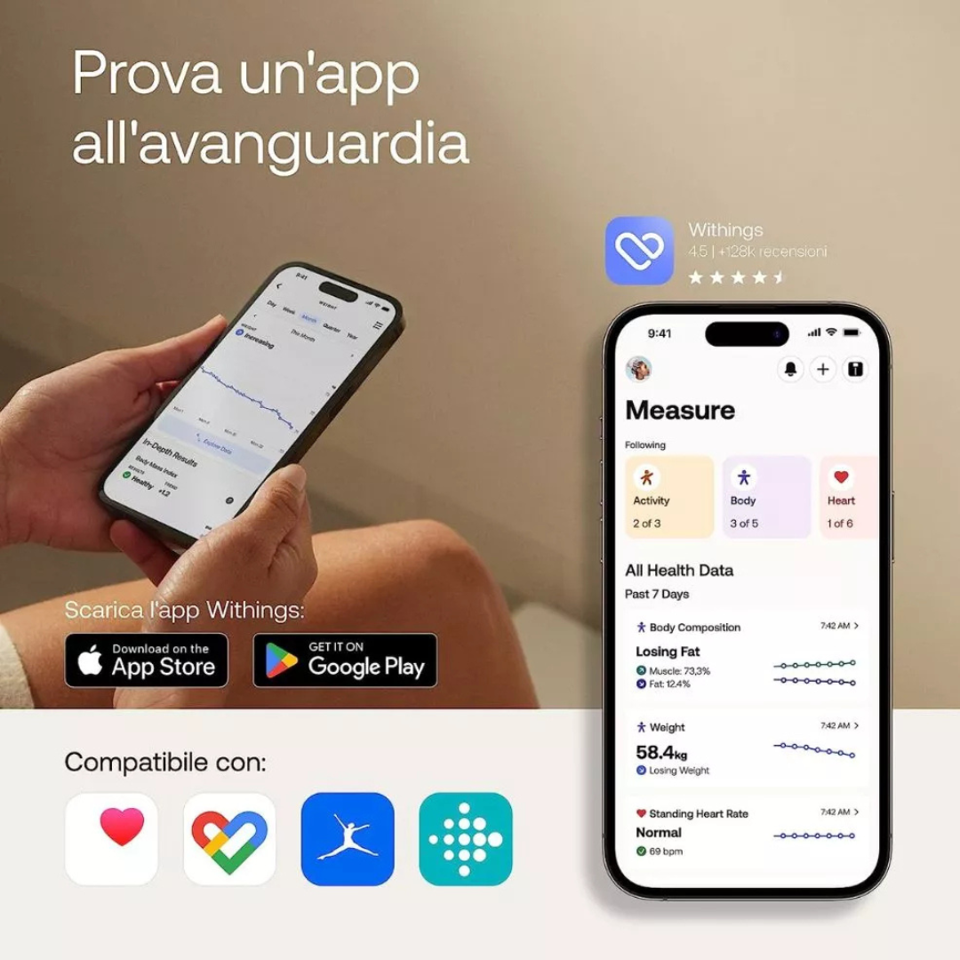 Una persona tiene uno smartphone con l'app Withings. Vengono visualizzati dati sanitari.